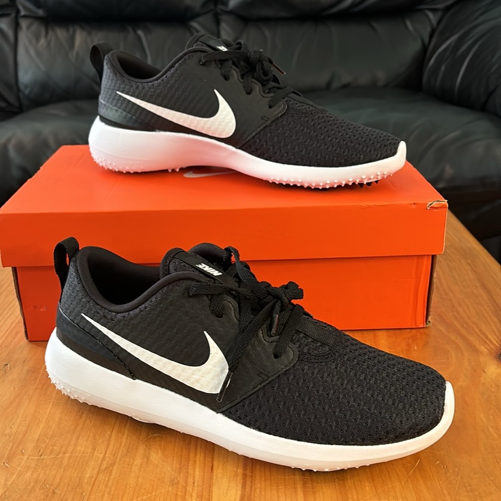 Nike Women’s Black and White Athletic Running Shoes - Picture 9 of 16